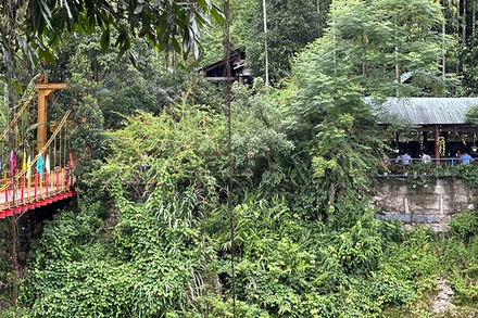 Cây cầu dẫn vào làng Tăk Chươm