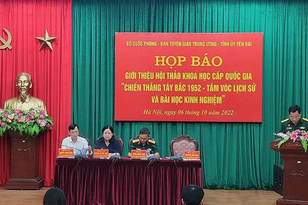 Đại diện các bộ, ban, ngành và tỉnh Yên Bái cung cấp thông tin về Hội thảo tại buổi họp báo.