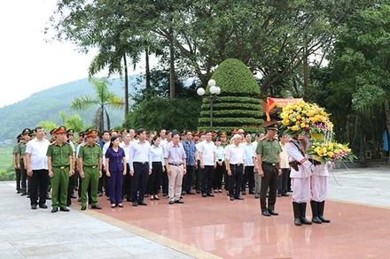 Các đại biểu dâng hoa tại Tượng đài Bảo vệ an ninh Tổ quốc.