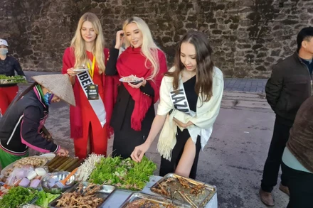 Thí sinh dự thi Hoa hậu du lịch thế giới 2022 hào hứng với ẩm thực đường phố.