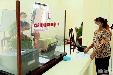 Công an tỉnh Sóc Trăng giải quyết thủ tục hành chính bằng thiết bị công nghệ cao.