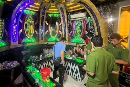 Lực lượng Công an kiểm tra quán Luxury Hồng Phúc.