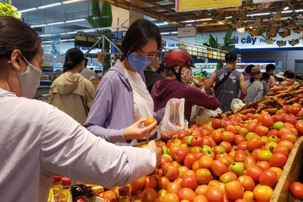Các đơn vị cung ứng bảo đảm hàng hóa cho người dân trong mùa mưa bão.