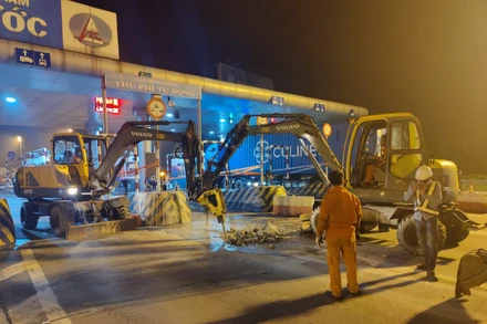 Tasco và VETC làm việc xuyên ngày xuyên đêm trên công trường.