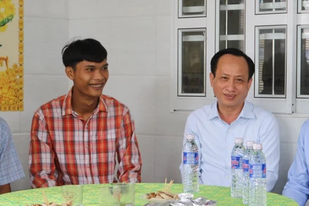 Lãnh đạo chủ chốt tỉnh Bạc Liêu đến các gia đình thăm hỏi, tặng quà trước khi các tân binh nhập ngũ.