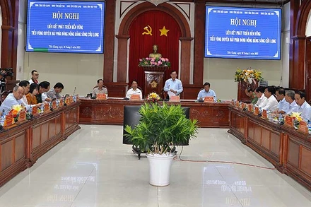 Chủ tịch Ủy ban nhân dân tỉnh Tiền Giang Nguyễn Văn Vĩnh phát biểu tại hội nghị.