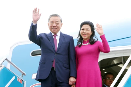 Sáng 9/3, Tổng Bí thư Tô Lâm và Phu nhân Ngô Phương Ly cùng Đoàn đại biểu cấp cao Việt Nam rời Thủ đô Hà Nội, lên đường thăm cấp Nhà nước tới Cộng hòa Indonesia, thăm chính thức Ban Thư ký ASEAN và thăm chính thức Singapore từ ngày 9-13/3/2025. (Ảnh: Thống Nhất/TTXVN)