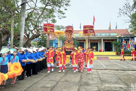 Rước linh vị thành hoàng từ Đình thờ tổ đến Ngư Linh Miếu để làm lễ cầu ngư. 