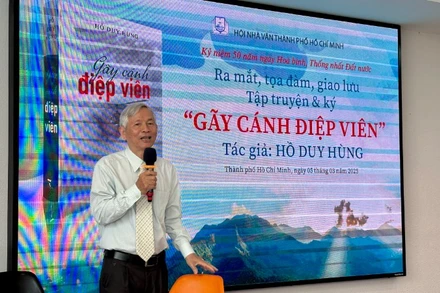 Tác giả Hồ Duy Hùng chia sẻ tại buổi ra mắt sách.