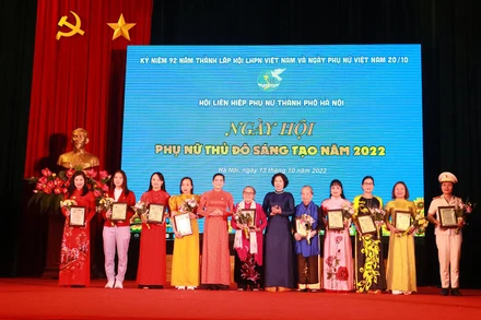 Trao Danh hiệu Phụ nữ Thủ đô tiêu biểu năm 2022 tặng 10 phụ nữ tiêu biểu.