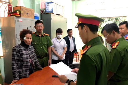 Đối tượng Thông Thị Định (áo khoác sọc) bị bắt tạm giam về hành vi “Lừa đảo chiếm đoạt tài sản”.