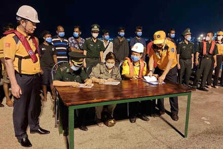 Ký biên bản tiếp nhận công dân giữa Đại diện Tổng Lãnh sự quán Sri Lanka tại Thành phố Hồ Chí Minh và các cơ quan chức năng tỉnh Bà Rịa-Vũng Tàu. (Ảnh: TTXVN)