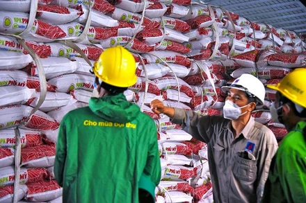 Đoàn thăm quan và nghe giới thiệu về Nhà máy Đạm Phú Mỹ-NPK Phú Mỹ và dòng sản phẩm phân bón Phú Mỹ.