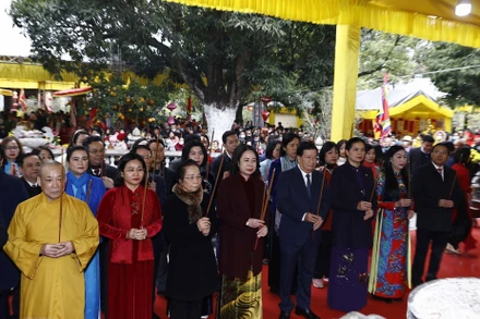 Quyền Chủ tịch nước Võ Thị Ánh Xuân và các đại biểu dâng hương tại Đền Hai Bà Trưng. (Ảnh: TTXVN)