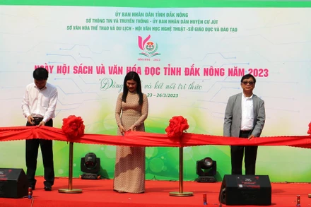 Các đại biểu tham dự cắt băng khai mạc Ngày hội Sách và Văn hóa đọc tỉnh Đắk Nông năm 2023.