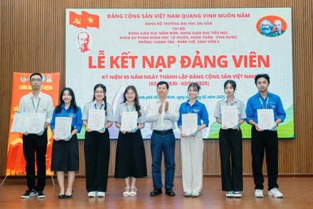 Lễ kết nạp đảng viên cho các sinh viên tại Trường đại học Sài Gòn. (Ảnh: HOÀI THU)
