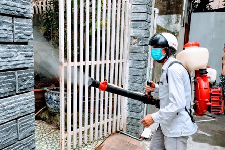 Phun hóa chất diệt muỗi tại các ổ dịch trên địa bàn quận Ngô Quyền. 