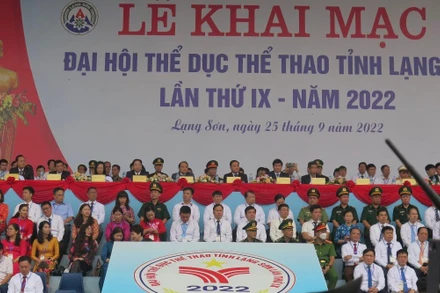 Các đồng chí lãnh đạo Tỉnh ủy, Hội đồng nhân dân, Ủy ban nhân dân tỉnh cùng các đại biểu tham dự Lễ khai mạc Đại hội Thể dục thể thao của tỉnh Lạng Sơn lần thứ 9. 