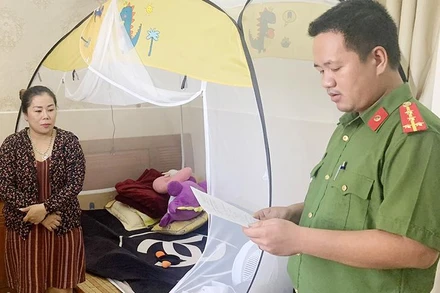 Công an thực hiện lệnh giữ người khẩn cấp đối với bà Hồ Thị Như Sương.