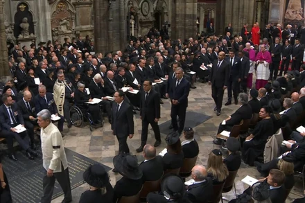 Bộ trưởng Ngoại giao Bùi Thanh Sơn và Đại sứ Việt Nam tại Anh Nguyễn Hoàng Long dự tang lễ Nữ hoàng Elizabeth II tại Tu viện Westminter. (Ảnh: SkyNews)