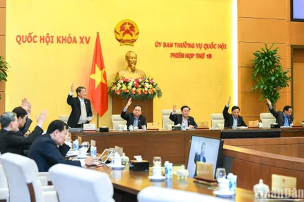 Ủy ban Thường vụ Quốc hội biểu quyết thông qua việc điều chỉnh dự toán chi ngân sách Nhà nước năm 2022 của Trường trung cấp Luật Tây Bắc từ Bộ Tư pháp sang Ủy ban nhân dân tỉnh Sơn La. (Ảnh: DUY LINH)