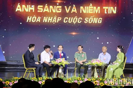 Giao lưu với các tấm gương và mô hình tiêu biểu về tái hòa nhập cộng đồng.