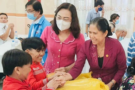 Lãnh đạo tỉnh Bạc Liêu tặng quà các nạn nhân chất độc da cam/dioxin.