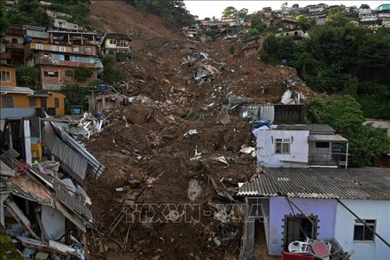 Nhà cửa bị tàn phá trong vụ sạt lở đất do mưa lớn ở thành phố cổ Petropolis, Đông Nam Brazil. (Ảnh minh họa: AFP/TTXVN)