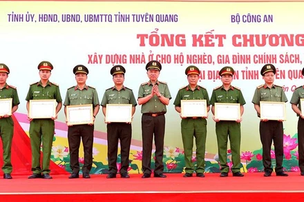 Đại tướng Tô Lâm, Ủy viên Bộ Chính trị, Bộ trưởng Công an trao bằng khen cho các tập thể có thành tích xuất sắc trong thực hiện Đề án xóa nhà ở tạm, dột nát cho hộ nghèo trên địa bàn tỉnh Tuyên Quang.