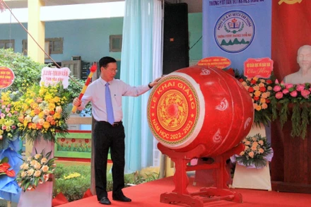 Đồng chí Võ Văn Thưởng đánh trống khai giảng năm học mới.
