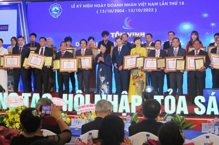 Các doanh nghiệp nhận chứng nhận doanh nghiệp tiêu biểu năm 2022.