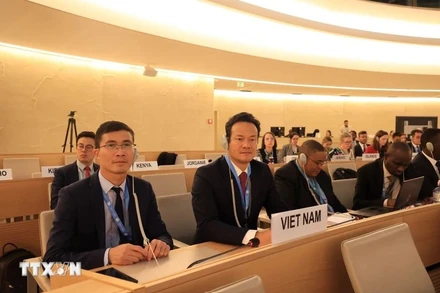 Đại sứ Mai Phan Dũng, Trưởng Phái đoàn Việt Nam cùng các thành viên trong đoàn.