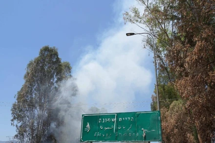 Khói bốc lên sau cuộc tấn công từ Liban xuống miền bắc Israel ngày 17/7/2024. (Ảnh: THX/TTXVN)