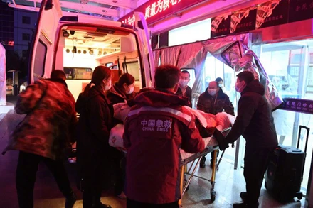 Cứu hộ người bị thương trong vụ động đất. (Ảnh: Tân Hoa Xã)