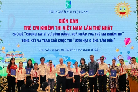 Đại diện các bộ, ban ngành nhận bản kiến nghị của trẻ em khiếm thị tại Diễn đàn.