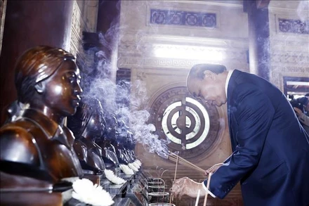 Chủ tịch nước Nguyễn Xuân Phúc dâng hương tưởng niệm các anh hùng liệt sĩ tại Khu Di tích lịch sử quốc gia Truông Bồn. (Ảnh: TTXVN)