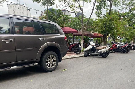 Hồ Đầm Tròn bị hàng loạt hàng quán lấn chiếm biến thành nơi để kinh doanh, các phương tiện đỗ tràn lan dưới lòng đường.