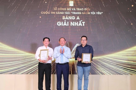 Lãnh đạo Nhà Xuất bản Giáo dục Việt Nam trao giải Nhất bảng A cho các cá nhân. 