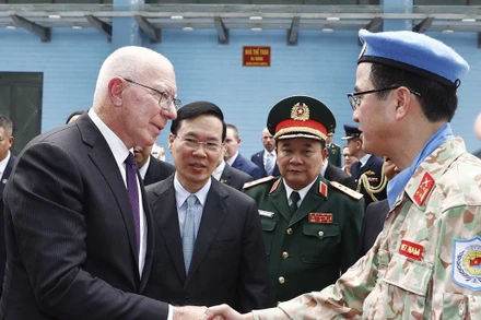 Cục Gìn Giữ Hòa Bình Việt Nam Chủ Tịch Nước Võ Văn Thưởng Và Toàn Quyền Australia David Hurley Gặp Gỡ Các Sĩ Quan Của Cục Gìn Giữ Hòa Bình Việt Nam. (Ảnh: Ttxvn)