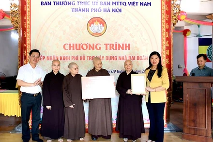 Mặt trận Tổ quốc thành phố Hà Nội tiếp nhận kinh phí hỗ trợ xây dựng 12 nhà "Đại đoàn kết".