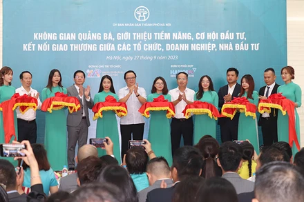 Các đại biểu cắt băng khai mạc chương trình. 