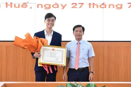 Chủ tịch Ủy ban nhân dân tỉnh Nguyễn Văn Phương trao Bằng khen tặng em Trương Văn Quốc Đạt - học sinh lớp 12 chuyên Sinh, Trường Trung học phổ thông chuyên Quốc Học đoạt Huy chương Bạc kỳ thi Olympic Sinh học Quốc tế năm 2022.