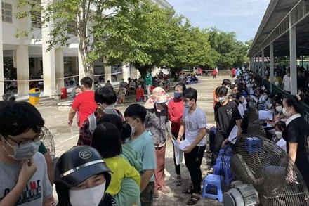 Học sinh tiêm vaccine phòng Covid-19 tại điểm Trường Trung học cơ sở Bình Chánh, huyện Bình Chánh trong ngày 1/8.