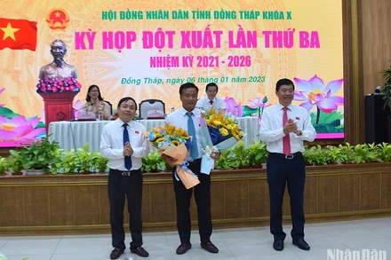Phó Bí thư Thường trực Tỉnh ủy, Chủ tịch Hội đồng nhân dân tỉnh Đồng Tháp Phan Văn Thắng và Phó Bí thư Tỉnh ủy, Chủ tịch Ủy ban nhân dân tỉnh Phạm Thiện Nghĩa tặng hoa chúc mừng ông Nguyễn Phước Thiện. 