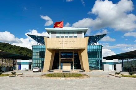 Điểm cuối quốc lộ 15D gặp Cửa khẩu quốc tế La Lay thông thương với tỉnh Sanavan (Lào).