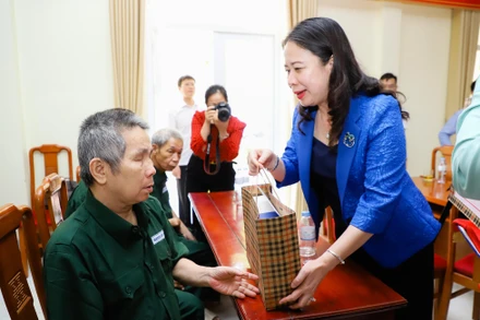 Phó Chủ tịch nước Võ Thị Ánh Xuân thăm hỏi, động viên các thương, bệnh binh đang được chăm sóc tại Trung tâm điều dưỡng thương binh Nghệ An. (Ảnh: Phạm Bằng).