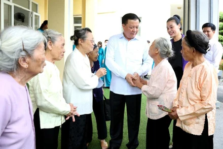 Bí thư Thành ủy Hà Nội Đinh Tiến Dũng trò chuyện với người có công tại Trung tâm Nuôi dưỡng và điều dưỡng người có công số 2 Hà Nội. (Ảnh: Duy Linh)
