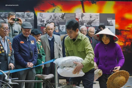 Tái hiện lại hình ảnh người Hà Nội lên đường đi sơ tán tránh bom đạn Mỹ trong năm 1972.
