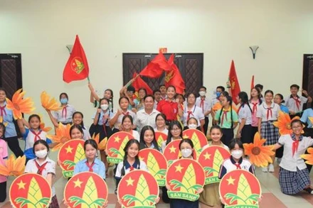 Thiếu nhi các nước tham gia tiết mục văn nghệ trong chương trình Liên hoan.