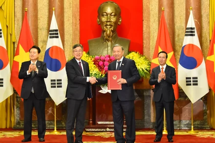 Chủ tịch nước Võ Văn Thưởng và Tổng thống Đại Hàn Dân Quốc Yoon Suk Yeo chứng kiến lễ trao đổi văn kiện giữa Bộ trưởng Công an Tô Lâm và Tư lệnh Cơ quan Cảnh sát Biển Hàn Quốc Kim Jong-Wook về hợp tác giữa Bộ Công an nước Cộng hòa xã hội chủ nghĩa Việt Nam và Cơ quan Cảnh sát Biển Đại Hàn Dân Quốc.